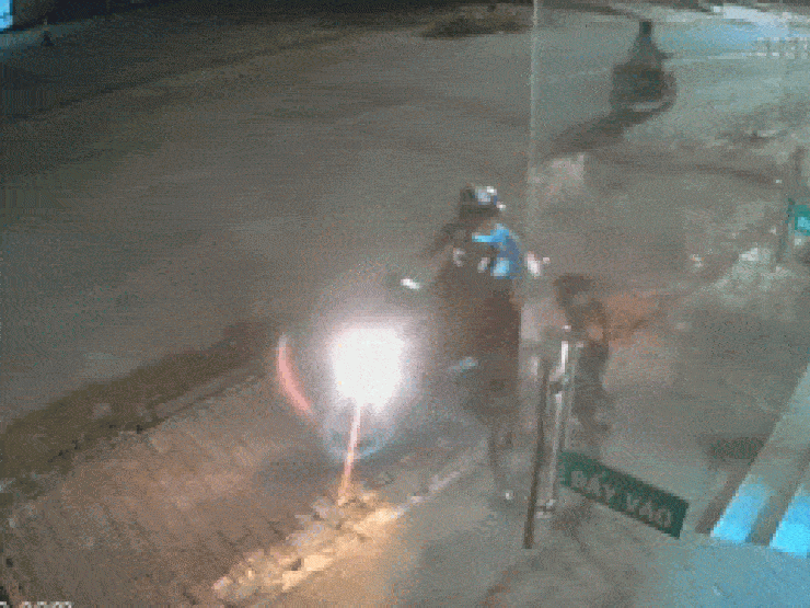 Video: Đạo chích phóng xe máy trộm xe đạp trên vỉa hè trong chớp mắt - 1