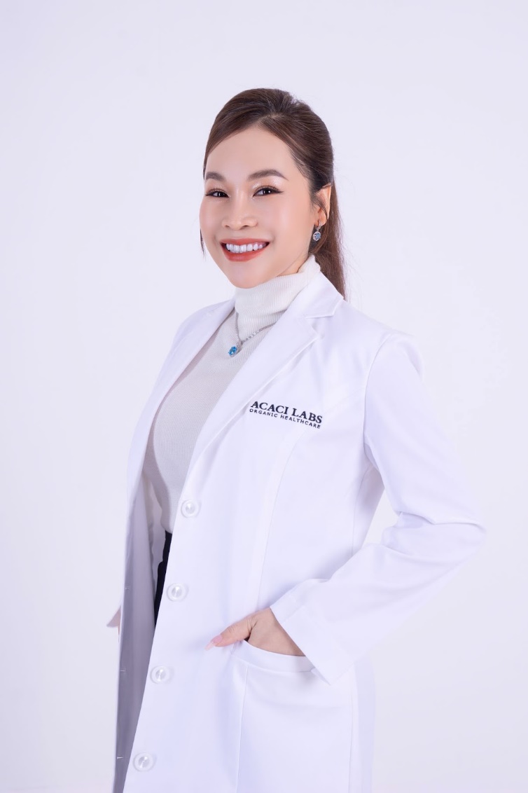 Dược sĩ Nguyễn Thị Hồng Vân, CEO hệ thống Nhà thuốc Việt, thành phố Hồ Chí Minh, là một chuyên gia trong lĩnh vực dược phẩm và chăm sóc sức khỏe, với hơn 20 năm kinh nghiệm trong ngành.