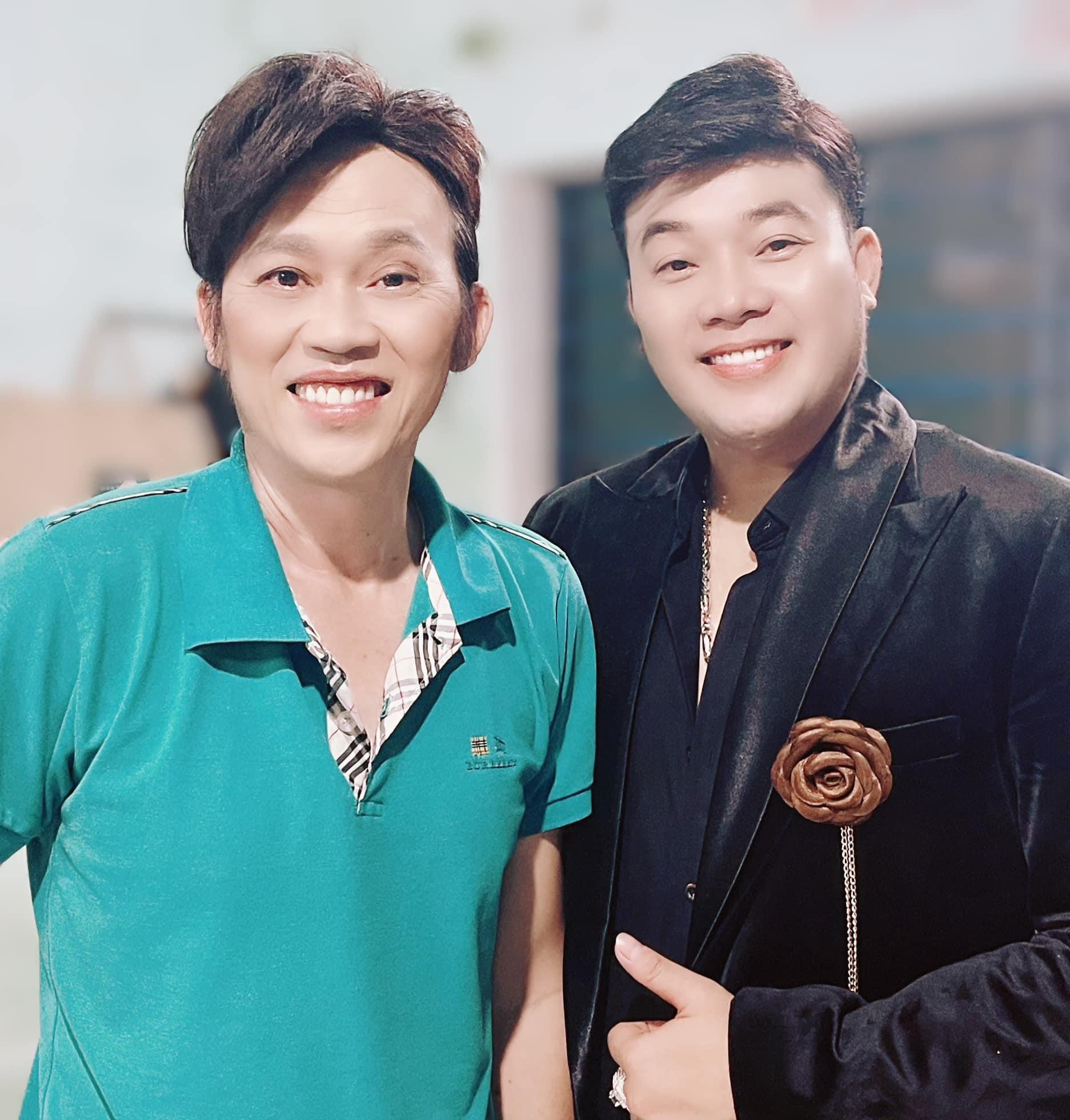 Khánh Bình được Hoài Linh hỗ trợ phát triển sự nghiệp ca hát.