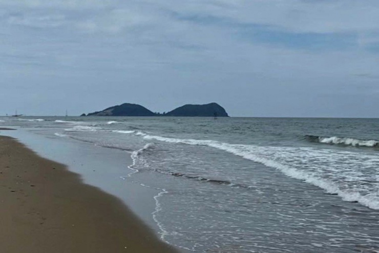 Công an Hà Tĩnh đang tìm tung tích nạn nhân tại khu vực bờ biển xã Xuân Hội.