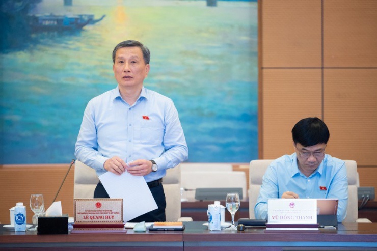 Chủ nhiệm Uỷ ban KH-CN&amp;MT Lê Quang Huy trình bày báo cáo của Đoàn giám sát. Ảnh: PHẠM THẮNG