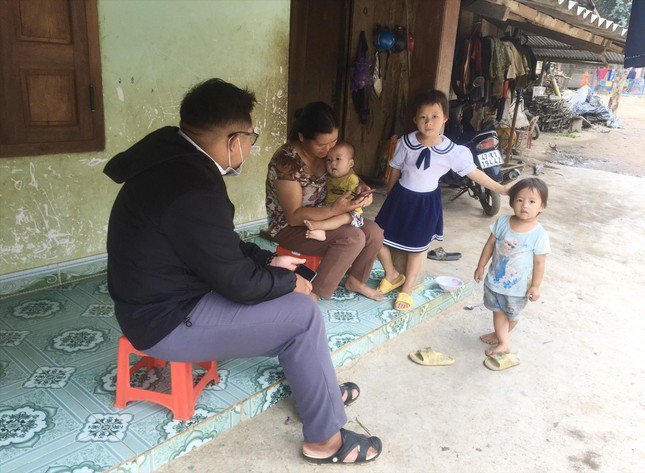 Cán bộ xã tuyên truyền cho người dân về hệ lụy của việc tảo hôn