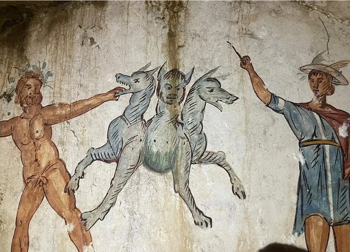 Bức bích họa chính mô tả nhân vật trung tâm là ác thần Cerberus canh giữ địa ngục - Ảnh: BỘ VĂN HÓA Ý