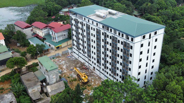 “Chung cư cao cấp My House” nằm trên đường Phú Hữu (thôn 1, xã Tân Xã, huyện Thạch Thất) xây sai phép có quy mô 9 tầng, với gần 200 căn hộ, không khác gì dự án nhà ở xã hội.