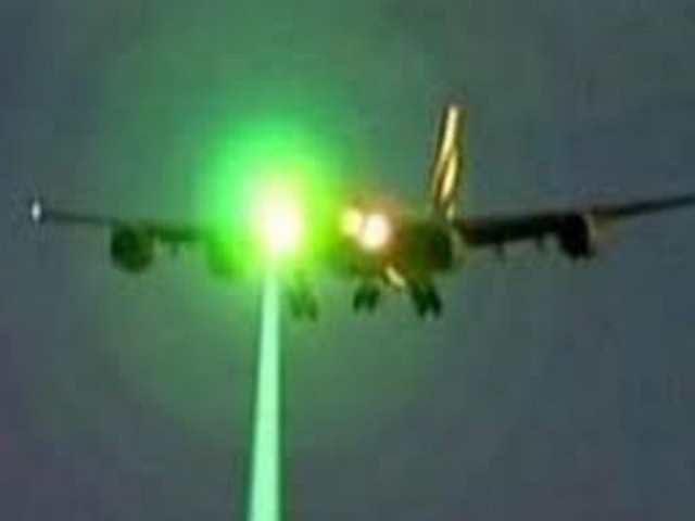 Phi công bị chiếu tia lazer khi hạ cánh xuống sân bay Nội Bài