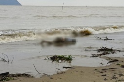 Pháp luật - Thi thể 1 phụ nữ mặc áo có chữ ‘A di đà Phật’ dạt vào bờ biển Hà Tĩnh