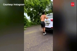 Phi thường - kỳ quặc - Kinh hãi cảnh người đàn ông rời ghế ngồi, chống đẩy trên nóc xe ô tô đang chạy