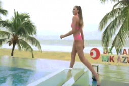 Thời trang - Thí sinh Miss Grand liên tục "vồ ếch" khi thi áo tắm vì Đà Nẵng mưa lớn