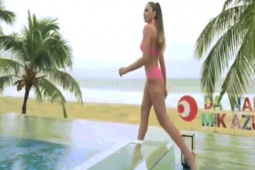 Thời trang - Thí sinh Miss Grand liên tục "vồ ếch" khi thi áo tắm vì Đà Nẵng mưa lớn