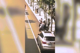 Ô tô - Clip: Ô tô quên kéo phanh tay "hạ gục" liên tiếp hai xe máy