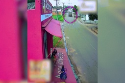 Ô tô - Clip: Kinh hoàng thùng xe trôi tự do đâm xuyên thủng nhà dân