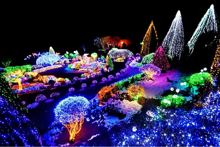 Lễ hội ánh sáng, Hàn Quốc: Khu vườn Buổi sáng ở quận Gapyeong gần thủ đô Seoul của Hàn Quốc vốn là một địa danh ấn tượng, nhưng nó trở thành địa điểm không thể bỏ qua trong Lễ hội Ánh sáng mùa đông. Hệ thống ánh sáng của nó trải rộng khoảng 330.000m2, sử dụng 30.000 đèn LED nhiều màu sắc treo trên cây và các tán lá khác xung quanh khu vực. Dạo quanh nơi đây giống như trong một xứ sở thần tiên cổ tích được tạo ra bởi những ánh đèn đầy màu sắc.
