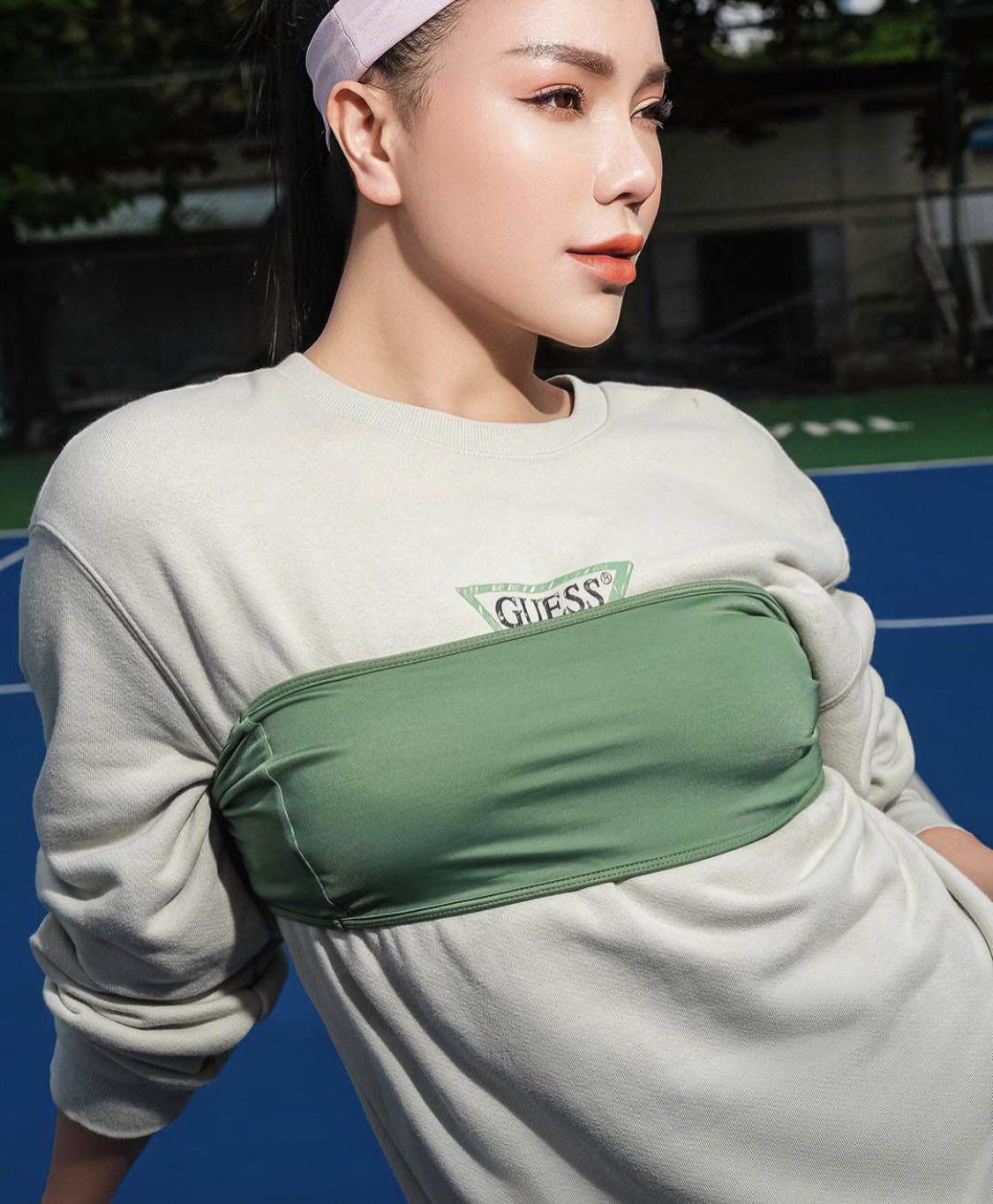 Trà Ngọc Hằng khoe dáng trên sân tennis với outfit bắt mắt.