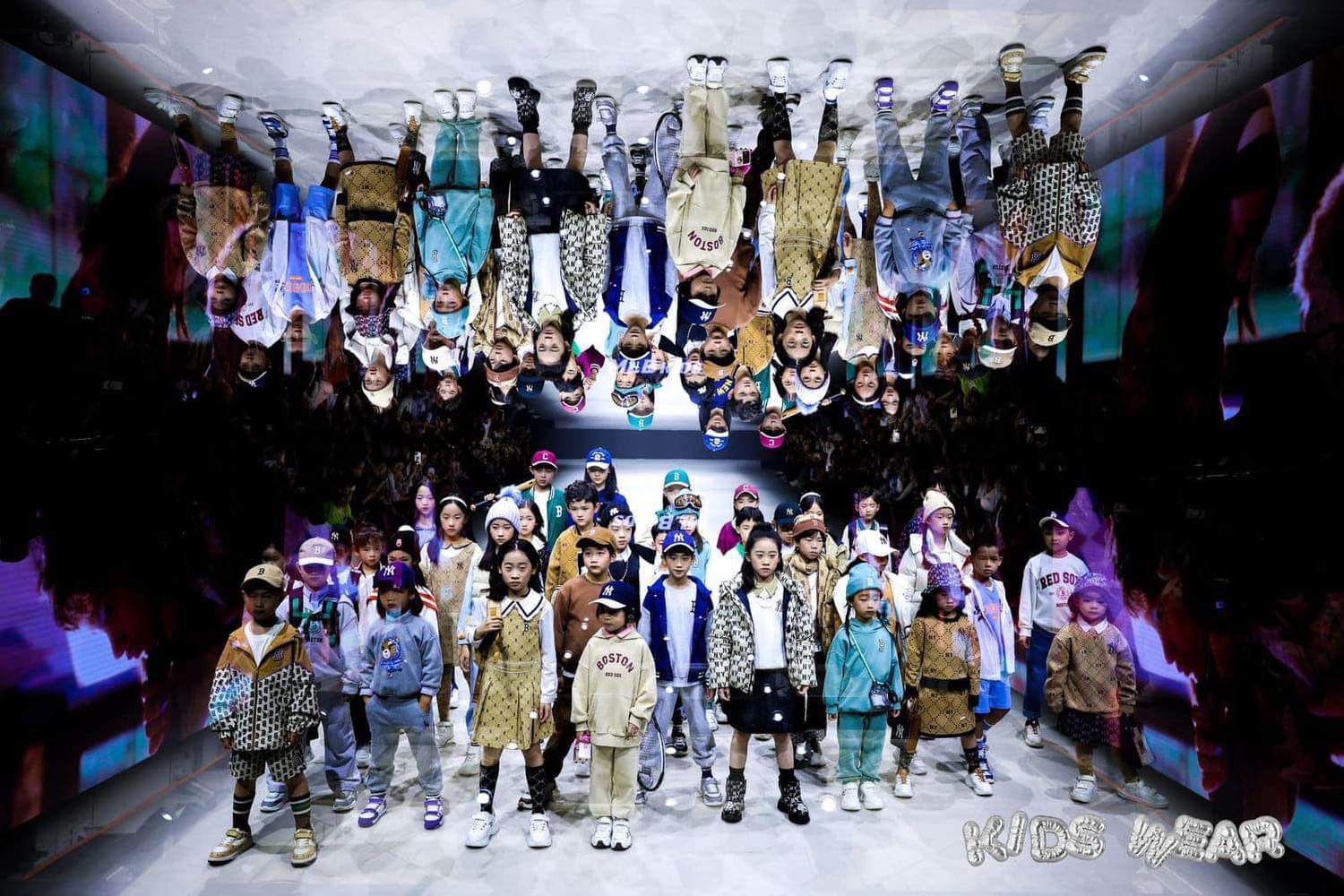 Truyền thông nước bạn bất ngờ trước sự tự tin và toả sáng đáng yêu của những mẫu nhí đến từ mảnh đất hình chữ S.