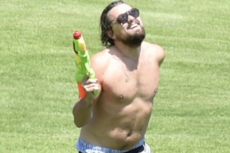 Gái đẹp, trẻ trung vẫn thích đàn ông "bụng bia", ú nu, cứ nhìn Leonardo DiCaprio là biết!