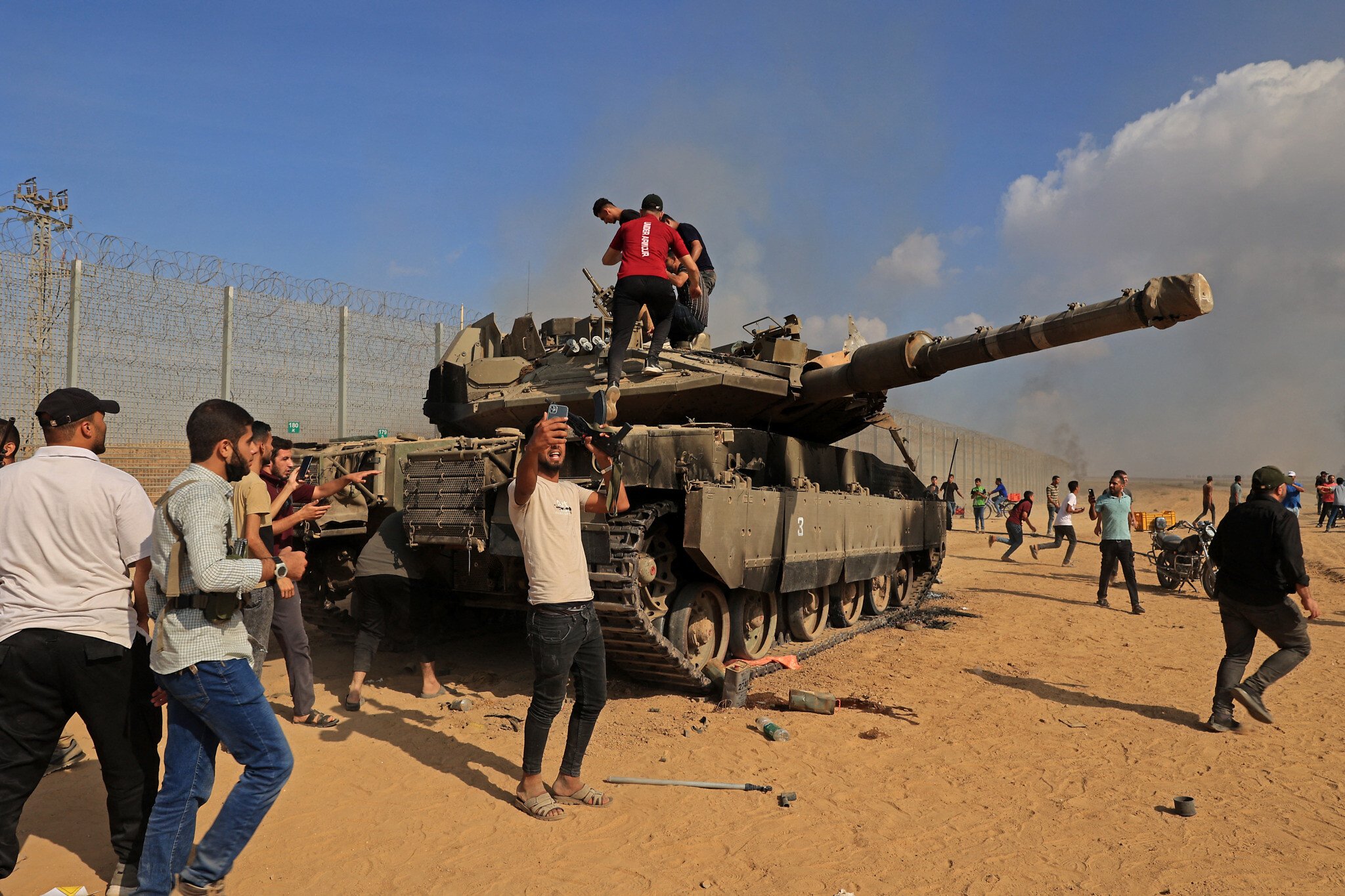 Xe tăng Israel bị bỏ lại ở khu vực&nbsp;hàng rào biên giới sau khi các tay súng Hamas tràn qua.