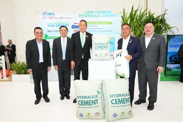 Thủ tướng Thái Lan cùng các đại diện tập đoàn SCG tham quan khu vực triển lãm các dự án ESG của tập đoàn.