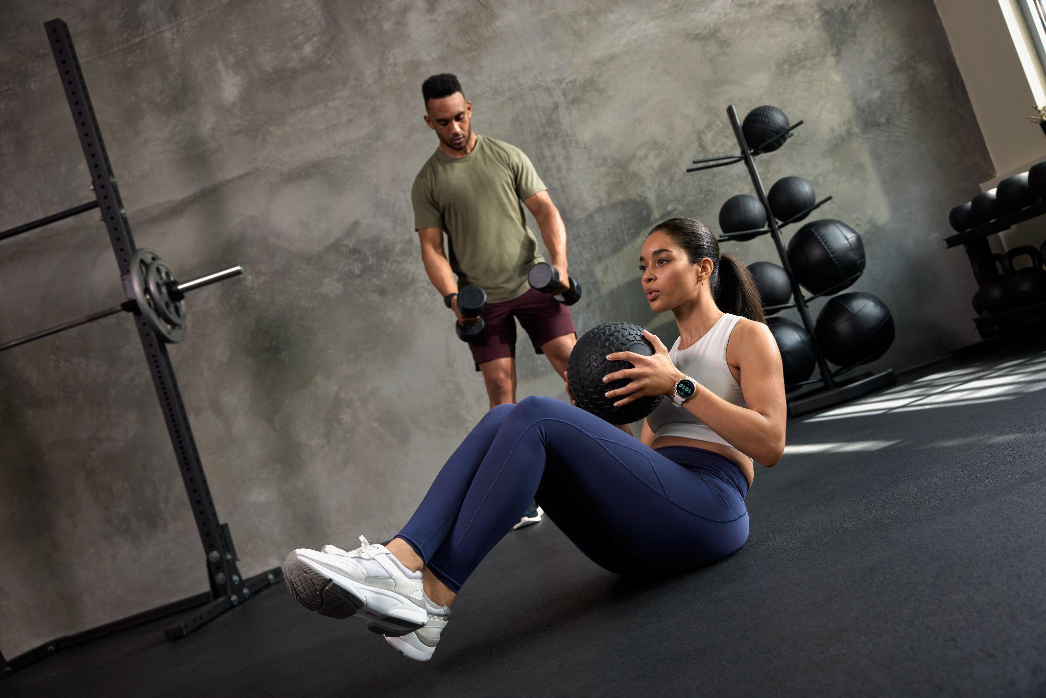 Thiết kế nhỏ gọn trên cổ tay giúp Garmin vívoactive 5 dễ dàng đồng hành cùng các cặp đôi trong quá trình “cùng đẹp”