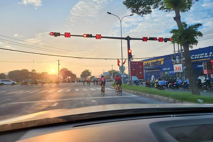 Nhiều người chạy xe đạp dàn hàng ngang và vượt đèn đỏ. Ảnh: N.NGỌC