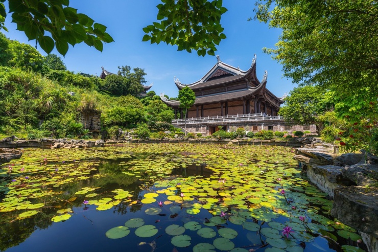 Quần thể chùa Tam Chúc nằm ẩn mình trong quần thể núi đá vôi ngập nước. Ngôi chùa đặc biệt được xây dựng trên nền ngôi chùa Tam Chúc cổ tự có niên đại hơn 1.000 năm.