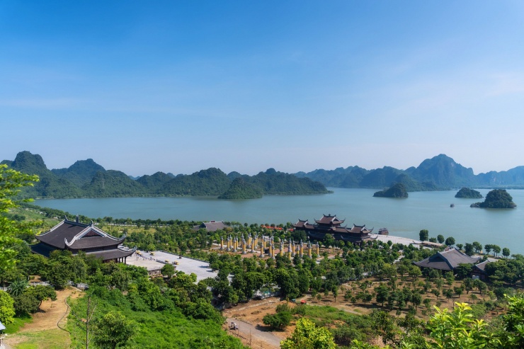 Đến với Tam Chúc du khách sẽ được hòa mình trong cảnh núi non hùng vĩ, được nghe những câu chuyện huyền thoại gắn liền hàng ngàn năm với địa danh nơi đây, những nét hoang sơ, tự nhiên, sơn thủy hữu tình, nơi đất Phật cõi trần gian.&nbsp;