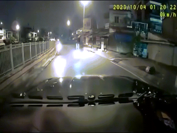 Video: Đang đi đường, người phụ nữ đèo trẻ nhỏ đâm thẳng vào đầu ô tô