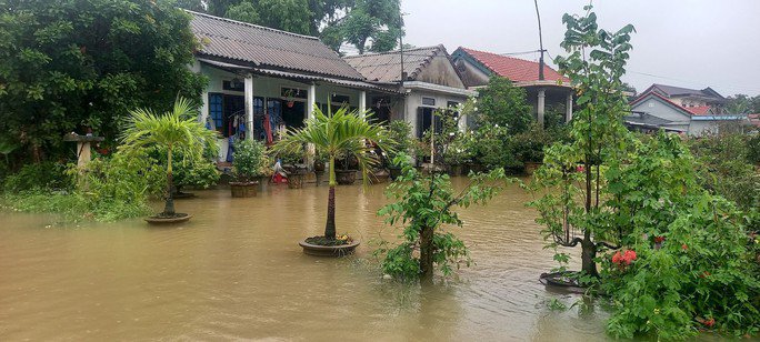 Nước đã mấp mé hiên nhà của người dân vùng trũng huyện Phong Điền.