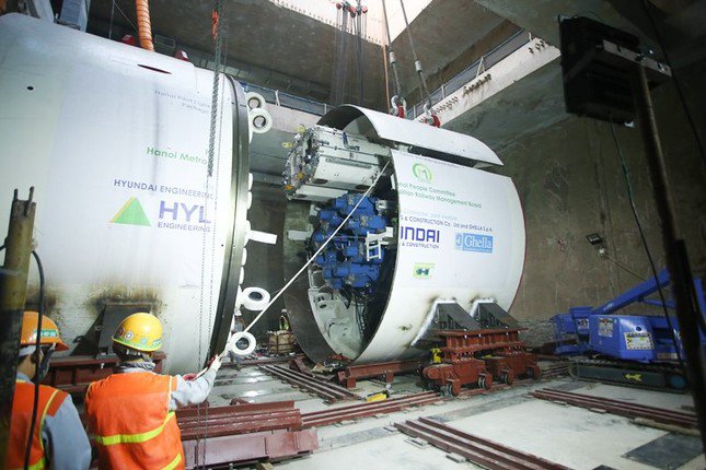 Robot đào hầm TBM đang được tinh chỉnh kỹ thuật để chuẩn bị đào hầm metro.