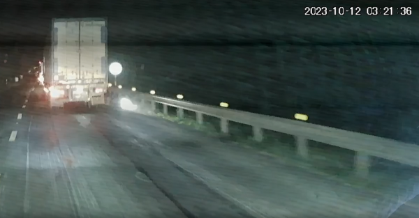 Hình&nbsp;ảnh trích xuất từ dữ liệu camera hành trình của một xe&nbsp;ôtô ghi lai thời khắc xảy ra vụ tai nạn
