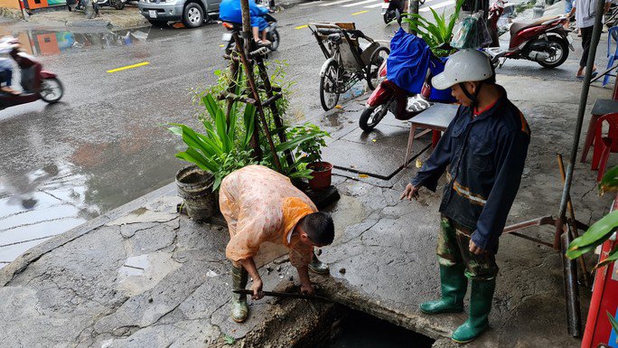 Chứng kiến cảnh trên, nhiều người dân hy vọng tình trạng ngập úng sẽ được cải thiện