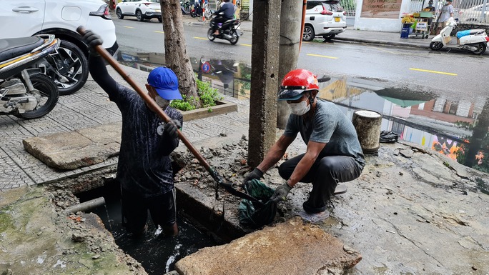 Công nhân thông cống tại đường Hoàng DIệu (hình ảnh ghi nhận ngày 9-10)