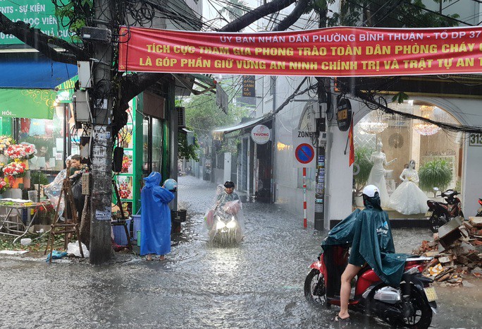 Kiệt 356 Hoàng Diệu đoạn thông ra đường Nguyễn Hoàng nước ngập sâu, nhiều xe chết máy