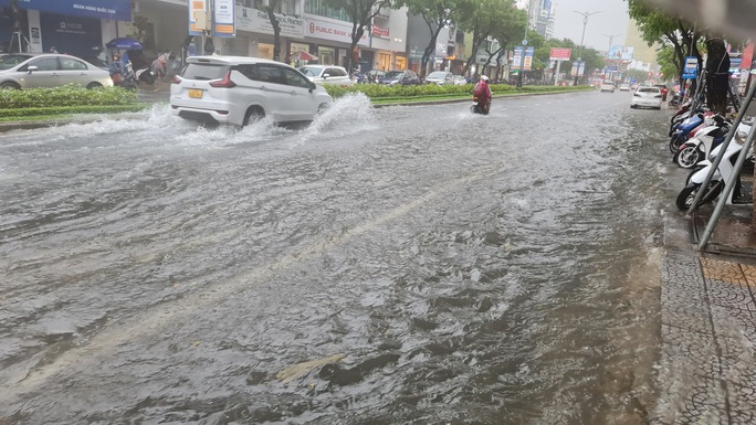 Đường Nguyễn Văn Linh từ lâu đã là "điểm đen" ngập úng