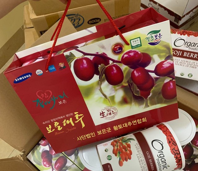Cận cảnh loại táo đỏ Hàn Quốc loại 1kg đang được bán tràn lan trên thị trường. Thực tế, mặt hàng này đều đang giả nhãn hiệu, không rõ nguồn gốc xuất xứ.