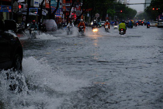 Đường Hàm Nghi ngập vào trưa 13-10