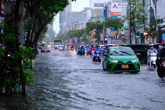 Tuyến đường Lê Duẩn cũng ngập nặng