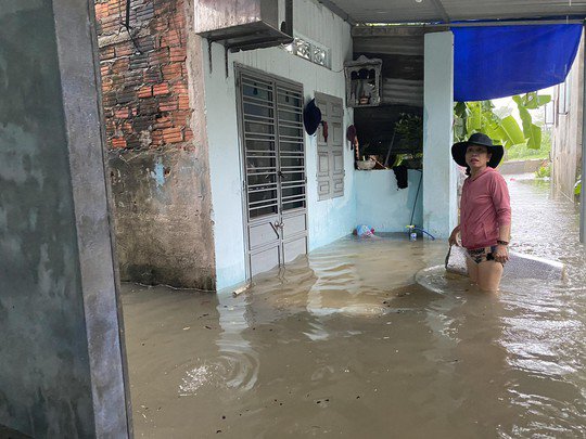 Khu vực nhà dân gần tuyến công Khe Cạn bị ngập sâu