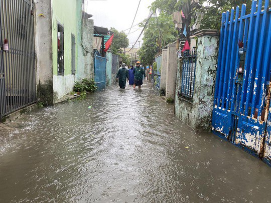 Lực lượng dân quân đi kiểm tra tại khu dân cư Khe Cạn để hỗ trợ người dân di chuyển đồ đạc