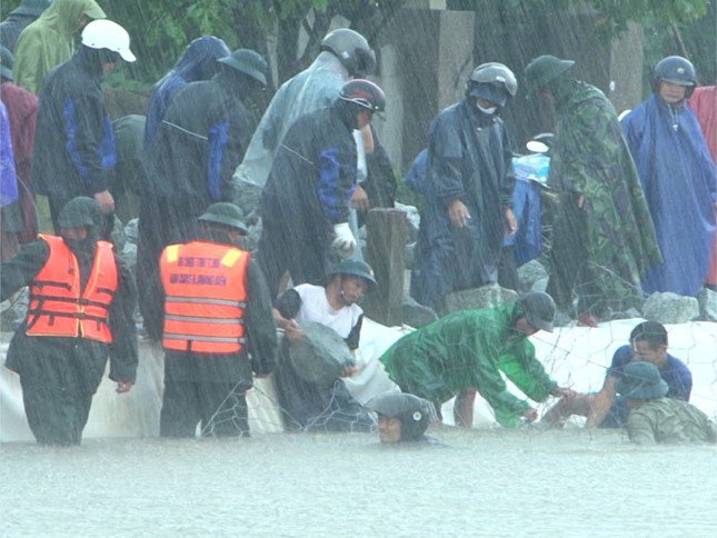 Cán bộ, chiến sĩ Ban CHQS huyện Quảng Điền (tỉnh TT-Huế) giúp dân hộ đê bảo vệ mùa màng, nhà cửa.