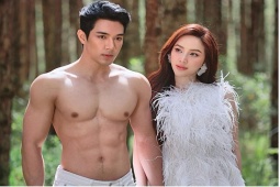 Đàn ông - Mỹ nam cơ bắp đẹp như một vị thần "tình tứ" bên ca sĩ Bảo Thy là ai?