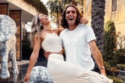 "Lãng tử" Tsitsipas "thua như cơm bữa", bạn gái Badosa bị đổ lỗi