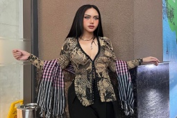 Thời trang - Nữ ca sĩ Việt khoe vẻ đẫy đà, tràn trề sức sống với áo bà ba "xăm trổ" gây chú ý