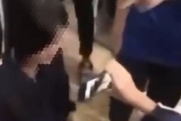 Pháp luật - Một nữ sinh lớp 8 bị bắt quỳ gối đánh hội đồng ngay tại lớp