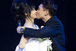 Bạn trẻ - Cuộc sống - Đại gia Minh Nhựa “khóa môi” vợ trước đám đông, khẳng định “chủ quyền”