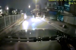 Phi thường - kỳ quặc - Video: Đang đi đường, người phụ nữ đèo trẻ nhỏ đâm thẳng vào đầu ô tô