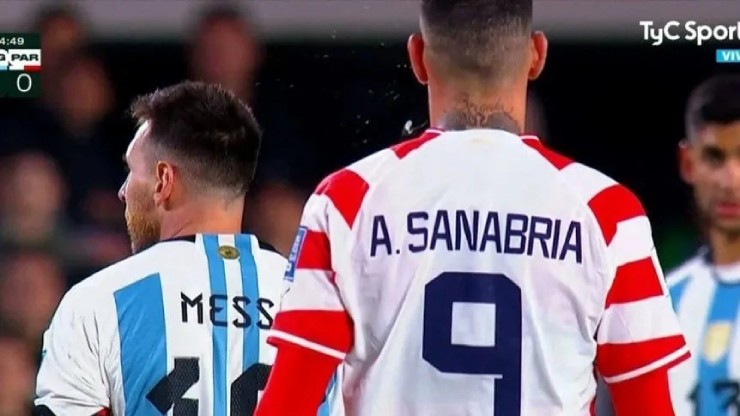 Sanabria của Paruguay bị nghi nhổ nước bọt nhắm vào Messi