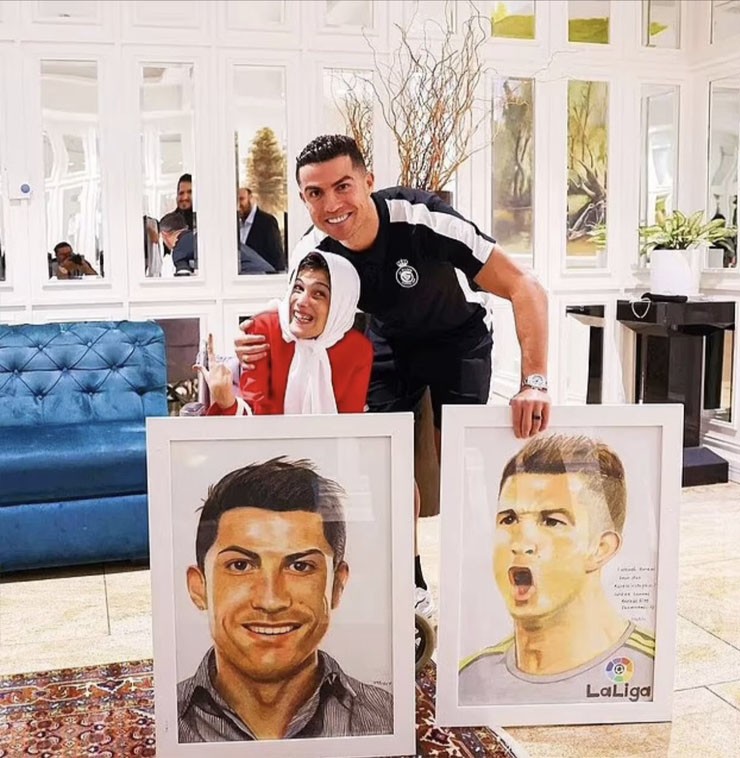 Ronaldo nhận món quà&nbsp;từ họa sĩ&nbsp;Fatima Hamimi
