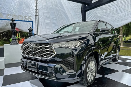 Cận cảnh mẫu xe Toyota Innova Cross phiên bản động cơ xăng, giá bán...