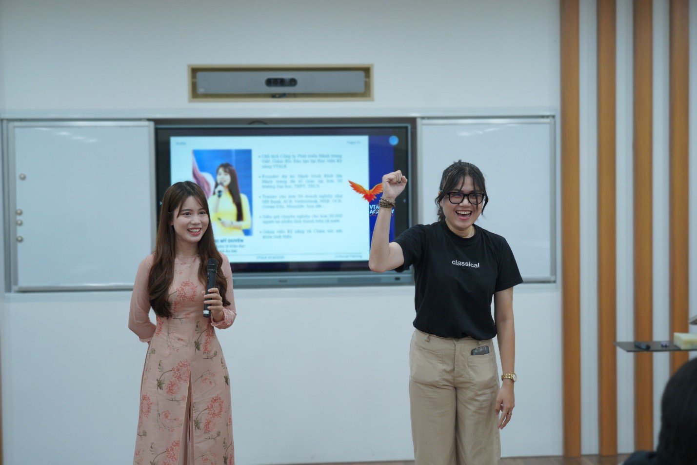 Diễn giả Áo dài Võ Thị Mỹ Duyên – Giám đốc Đào tạo Học viện Kỹ năng VTALK, Founder Dự án Hành trình Khởi lửa Hành trang chia sẻ phần Kỹ năng Sân khấu cho bài thuyết trình