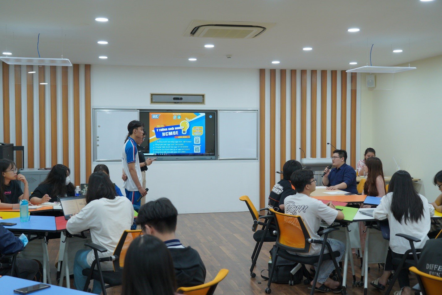 Các bạn sinh viên thực hành thuyết trình thuyết phục cho dự án của mình sau phần đào tạo